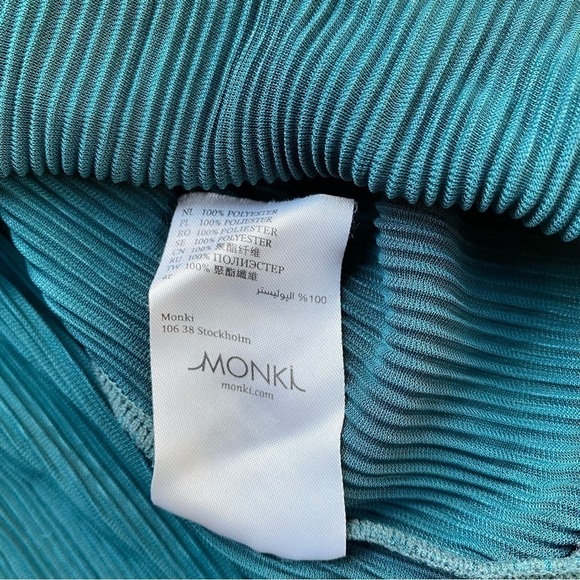 MONKI from ASOS Cropped Pleated Flowy Blouse - Picture 4 of 7